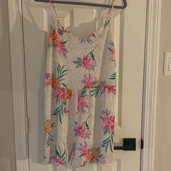 Floral white romper with scalloped nickline - Picture 1 of 3